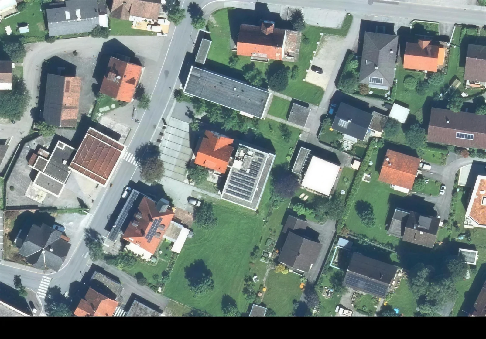 Luftbild: das Ärztehaus an der Maria-Theresien-Straße 15 mit Parkplätzen und Eingang